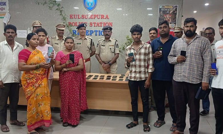 Group of people at Kulsumpura police station with recovered mobile phones.