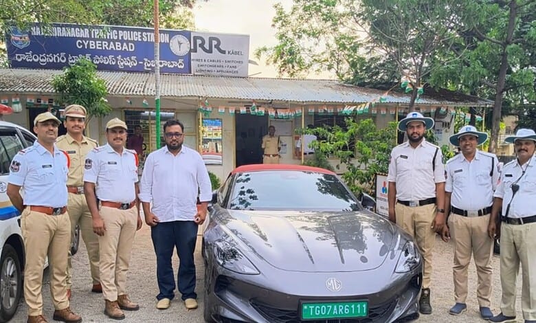 Accused Abdul Hadi along with Rajendranagar traffic police,