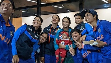 Indian women's team poses with Pakistan cricketer Bismah Maroof and her baby