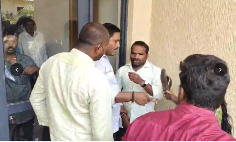 Woman Farmer Attack Revenue Attendant With Footwear Who Misbehave With Her