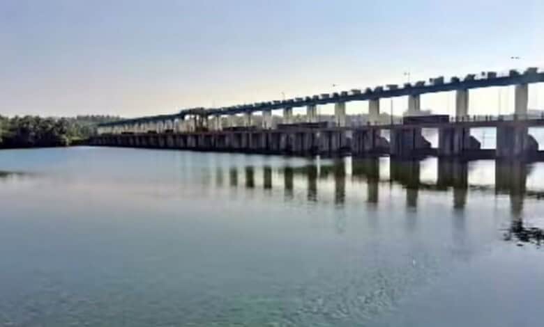 Thumbe Dam with low water levels in coastal Karnataka during monsoon season.