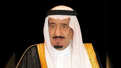King Salman in traditional attire hosting Umrah pilgrims from multiple countries.