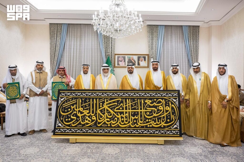 Deputy Governor of Makkah Region Prince Saud bin Mishaal bin Abdulaziz hands over the new Kiswah to the Kaaba's caretakers in Makkah.