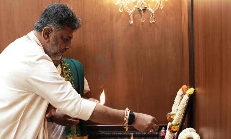 Karnataka CM Shivakumar visits Ajjayya Mutt after taking oath