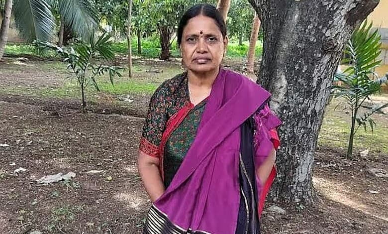 KSIC worker fulfils dream of buying Mysore Silk saree after 30 yrs