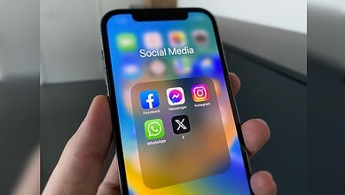 Smartphone screen showing Facebook, Messenger, Instagram, WhatsApp, and TikTok apps.