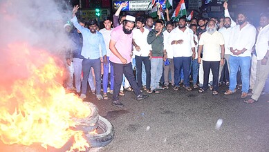 The image shows Congress workers led by T Jagga Reddy protesting at Pothireddipalli X Roads in Sangareddy against the arrest of Rahul Gandhi and Priyanka Gandhi in Delhi on Tuesday night, July 21, 2026.
