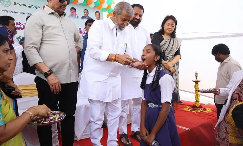 Telangana health minister recommends Albendazole for children at a public event.