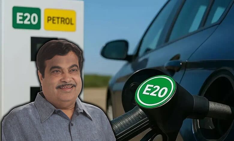Man at E20 petrol station with a blue car refueling, promoting E20 fuel benefits.