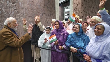 Prime Minister Narendra Modi greets Indian community members in New Zealand.