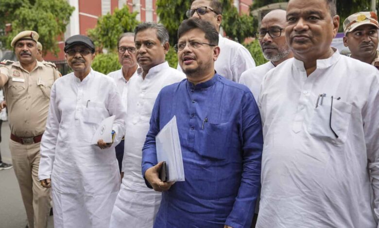 TMC rebel leaders led by Ritabrata meet EC in Delhi