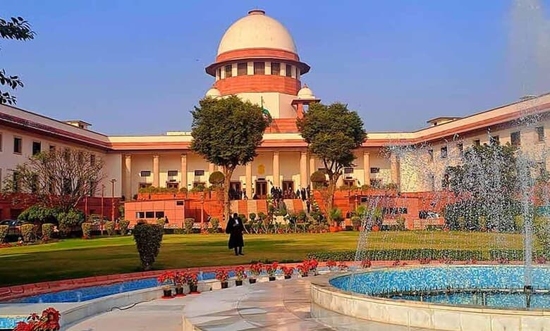 Supreme Court of India building with gardens and fountain in front, under clear blue sky.