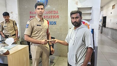 Delivery boy returning Rs 20,000 found at ATM to Hyderabad Police at Nampally station.