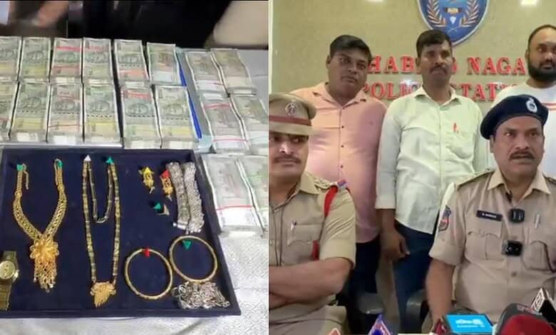 Habeebnagar police with the recovered the gold and cash