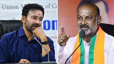 Two Indian politicians speaking at a press conference, one in a blue shirt, the other in white with a tr旗.
