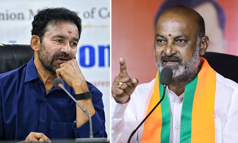 Two Indian politicians speaking at a press conference, one in a blue shirt, the other in white with a tr旗.
