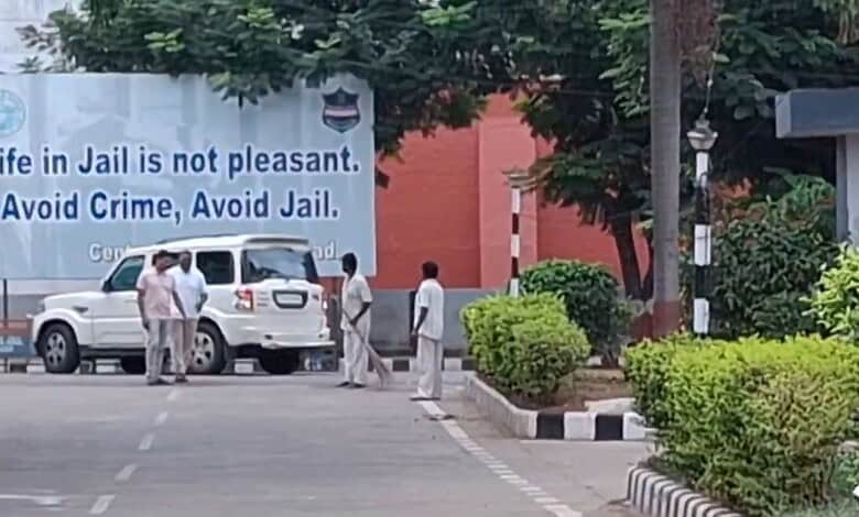 Suspended DSP Bheem Reddy being taken to Chanchalguda jail