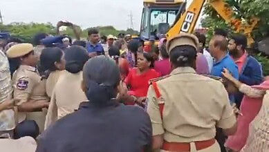 Wome confrnt police during eviction drive in Shamshabad