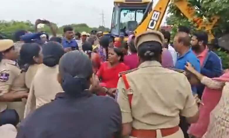 Wome confrnt police during eviction drive in Shamshabad