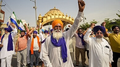 Punjab farmers protest march towards Delhi against India-US deal with raised fists and banners.