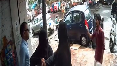 Shopkeeper intervenes to protect women from harassment on busy Mumbai street.