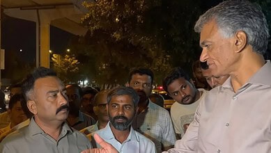 Krishna Byregowda addresses a crowd during a footpath clearance drive in Bengaluru.