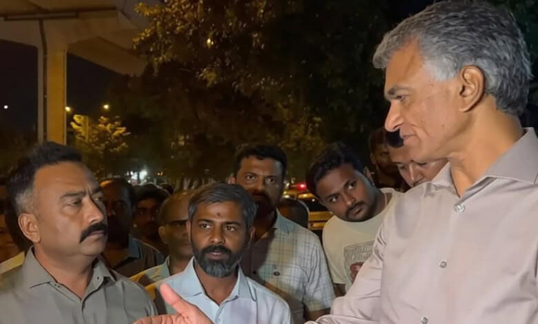 Krishna Byregowda addresses a crowd during a footpath clearance drive in Bengaluru.