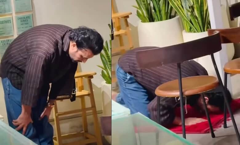 Atif Aslam offering salah at a cafe
