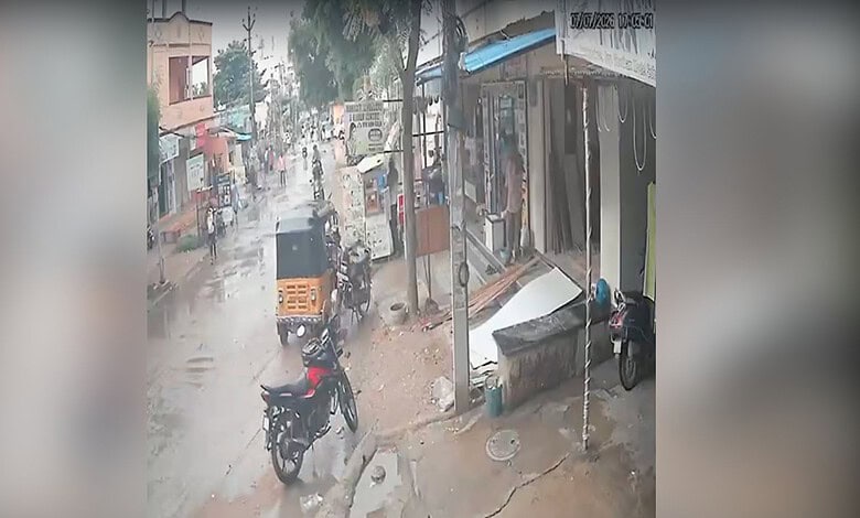 Speeding auto leaves 11-yr-old Hyderabad girl critically injured