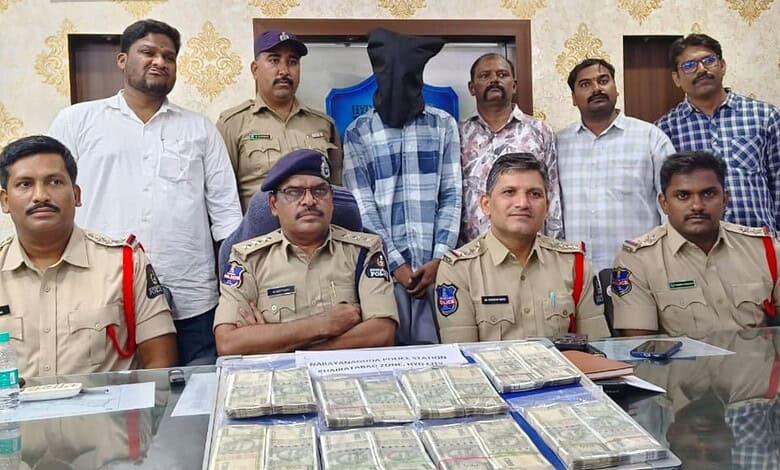Carpenter at construction site flees with Rs 7.7L, held