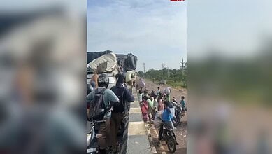 People looting garlic from a lorry after an accident on Telangana highway.
