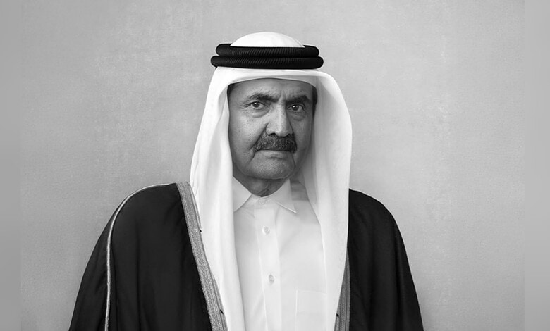 Black and white portrait of Qatar's former Emir in traditional attire.