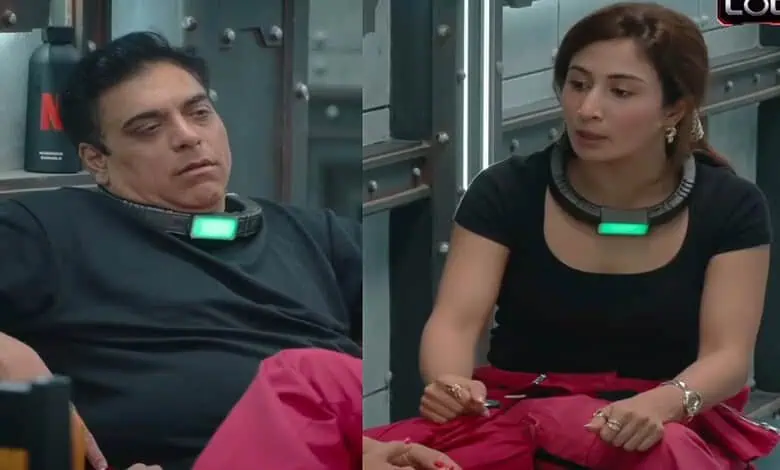 Shreya Kalra and Ram Kapoor sitting in a room during Lock Upp 2.