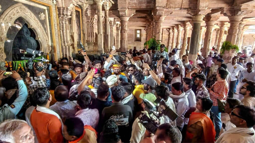 Large crowd gathered at Bhojshala for Friday Namaz, with many people praying and socialising inside the Q.