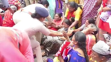 Protestors clash with police during Mandya highway blockade, police detain demonstrators.