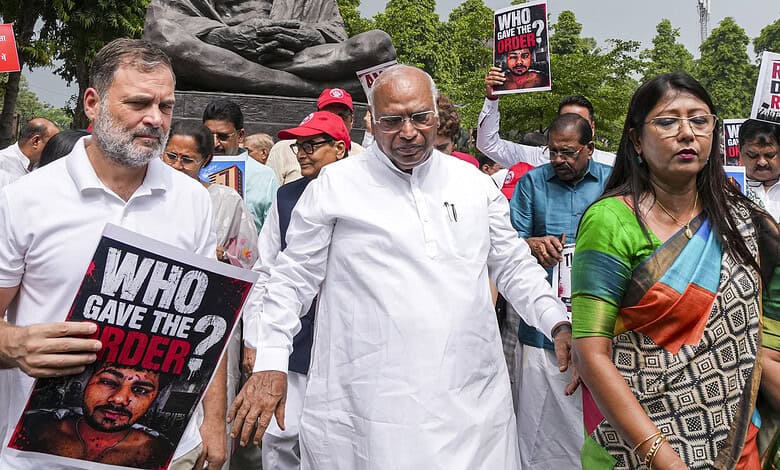 Opposition MPs slam Shah, take out protest march