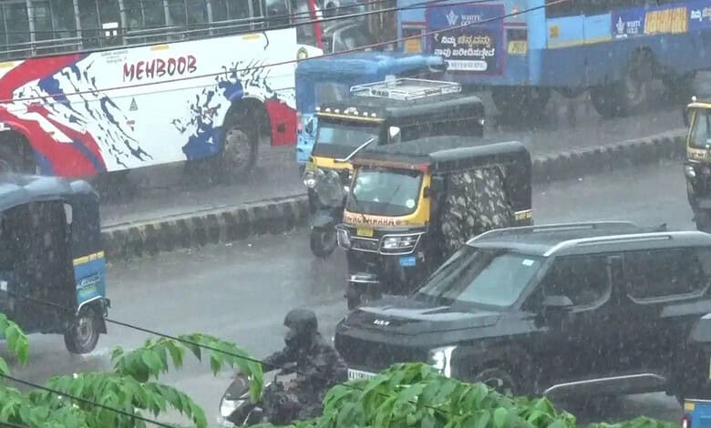Traffic during rains in Karnataka