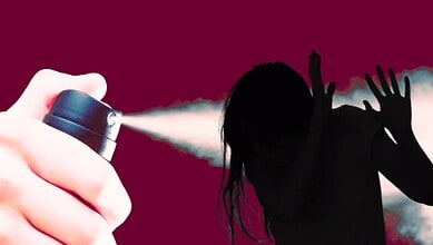 Delivery person sprays pepper spray on a customer, fleeing with a gold chain.