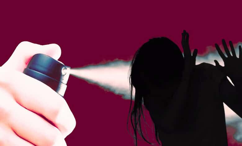Delivery person sprays pepper spray on a customer, fleeing with a gold chain.