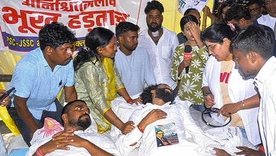 Protesting students and officials engage in discussion during Jharkhand student protests.