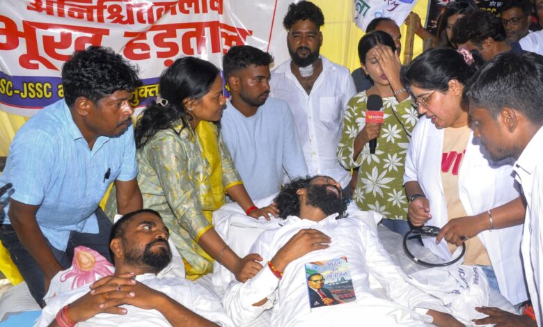 Protesting students and officials engage in discussion during Jharkhand student protests.