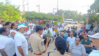 Hyderabad Traffic Joint COmissioner Joel Davis interacts with walkers at KBR Park