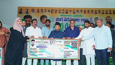 Mohammed Azharuddin distributies Smart Ration Cards to beneficiaries