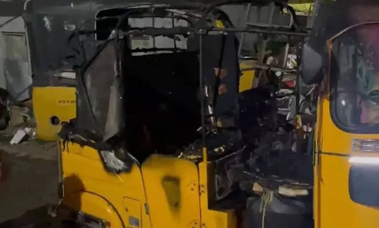 An auto rickshw gutted in fire
