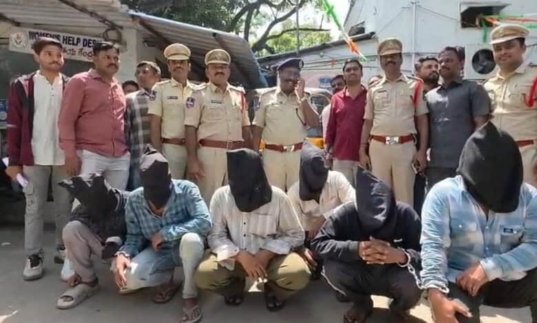 Langer Houz Police with the arrested accused