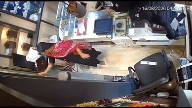 Women steal gold necklace from Jewellery store in Zaheerabad