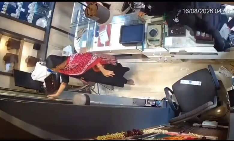 Women steal gold necklace from Jewellery store in Zaheerabad