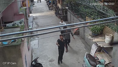A man carrying knife caught on camera in Delhi