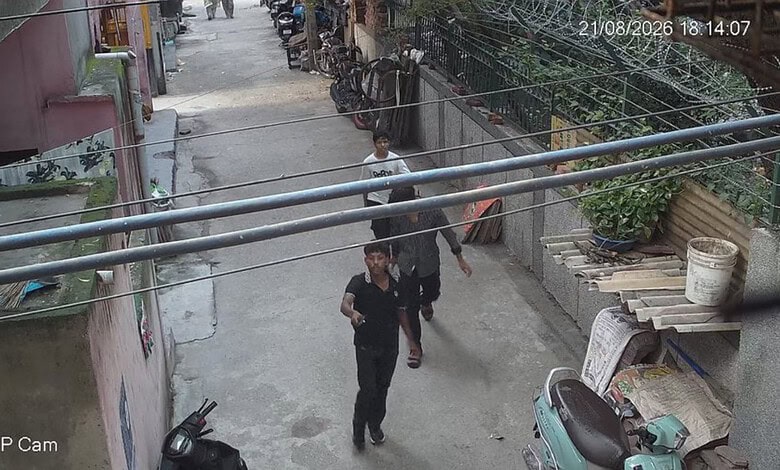 A man carrying knife caught on camera in Delhi