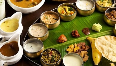 Traditional Kerala Sadhya meal served on a banana leaf with various dishes and condiments.
